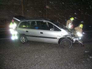 Die Batterie des Opel Zafira wird abgeklemmt.