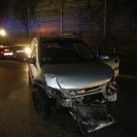 Das zerstörte Unfallfahrzeug wird von der Fahrbahn entfernt.