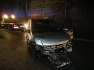 Das zerstörte Unfallfahrzeug wird von der Fahrbahn entfernt.