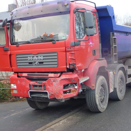 Unfallgegner des Volvo war dieser 40 Tonnen Kieslaster.