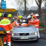 Das Dach des Volvo ist entfernt, der Fahrer wird kurz darauf aus dem Fahrzeug gehoben.