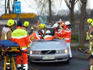 Das Dach des Volvo ist entfernt, der Fahrer wird kurz darauf aus dem Fahrzeug gehoben.