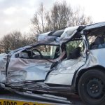 Die Verformung des Volvo durch den Aufprall ist enorm.