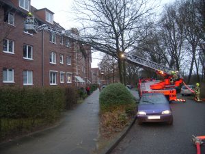 Zwischen zwei Bäumen hindurch wurde die Drehleiter in Stellung gebracht.