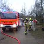 Vor dem Zugang zum Gebäude wurde das HLF aufgestellt.