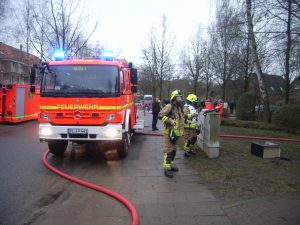 Vor dem Zugang zum Gebäude wurde das HLF aufgestellt.