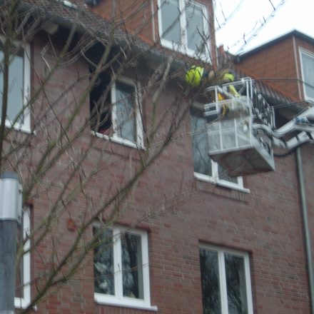 Der Korb der Drehleiter steht in Anleiterbereitschaft zur Sicherung des Atemschutztrupps im Innenangriff.