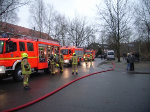 Vom LF 20-16 P rüstete sich ein weiterer Atemschutztrupp zur Ablösung aus.