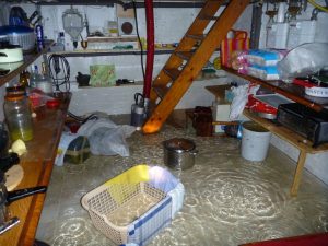 Einsatz der Tauchpumpe im Keller