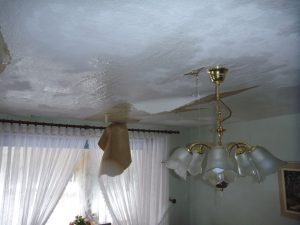 Das Wasser läuft aus der Decke