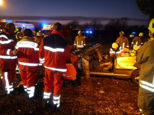 Die Patientin wird für die Rettung vorbereitet