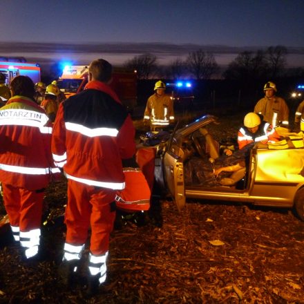 Die Patientin wird für die Rettung vorbereitet