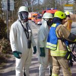 Kameraden im Kontaminationsschutzanzug