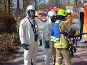Kameraden im Kontaminationsschutzanzug