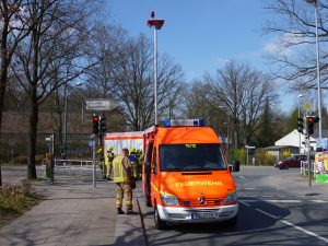 Einsatzleitwagen und HLF 1 auf der gesperrten Straße Thesdorfer Weg