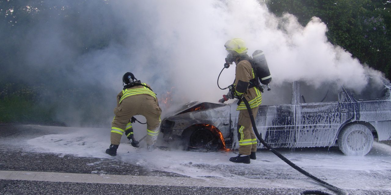 PKW-Brand auf der Autobahn