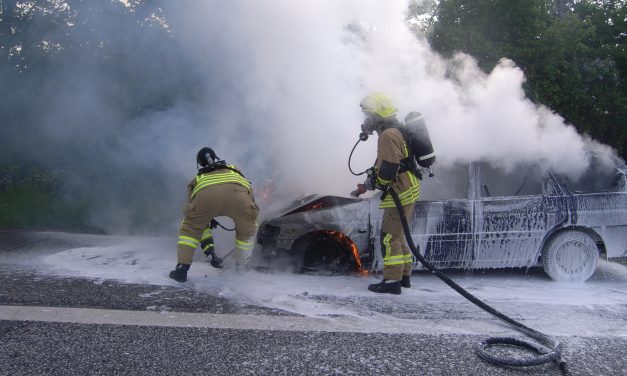 PKW-Brand auf der Autobahn