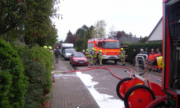 Brennt PKW in Garage