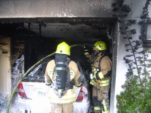 Löscharbeiten mit CAFS in der Garage