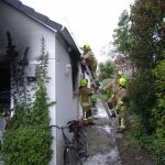 Überprüfung, ob das Feuer in den Dachstuhl übergeschlagen ist