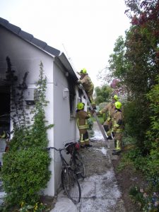 Überprüfung, ob das Feuer in den Dachstuhl übergeschlagen ist