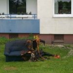 Das Sofa wurde durch zwei Kinder beim Spielen mit dem Feuerzeug in Brand gesetzt