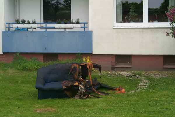 Das Sofa wurde durch zwei Kinder beim Spielen mit dem Feuerzeug in Brand gesetzt