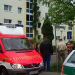 Rettungsdienst und Polizei kümmern sich um die Bewohner