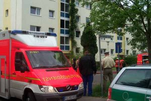 Rettungsdienst und Polizei kümmern sich um die Bewohner