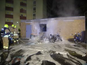Zwei brennende Motorroller und ein Müllcontainer wurden gelöscht.