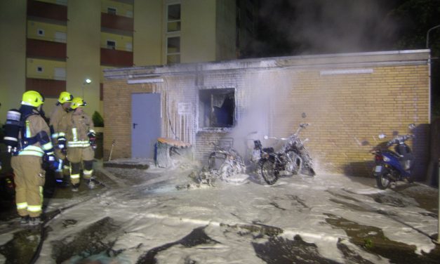 Brennen zwei Motorroller