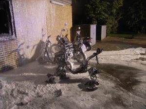 Die Überreste der Motorroller.