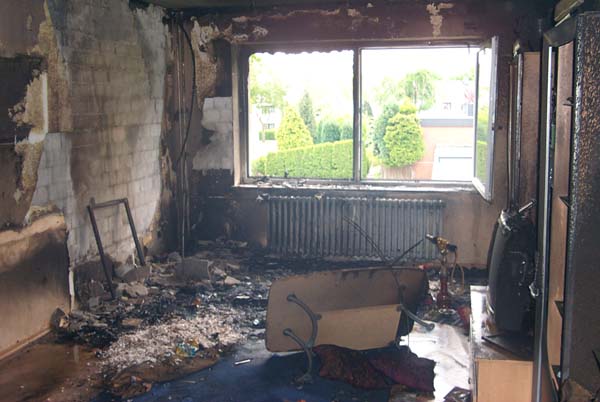 Im Wohnzimmer platzte durch die enorme Hitze der Putz von den Wänden