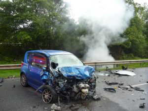 Der weniger beschädigte Unfallwagen