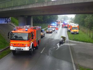 Unter der Brücke liegt der herausgerissene Motorblock