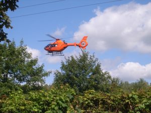 Der Rettungshubschrauber kurz vor der Landung