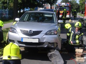 Der "aufgebockte" PKW nach der Rettung des Patienten