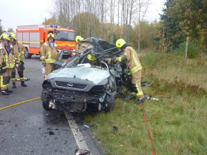 Überprüfung des Unfallwagens auf weitere Insassen