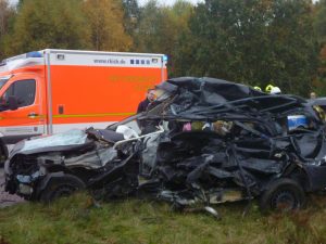 Die vollkommen zerstörte Fahrerseite des Unfallwagens