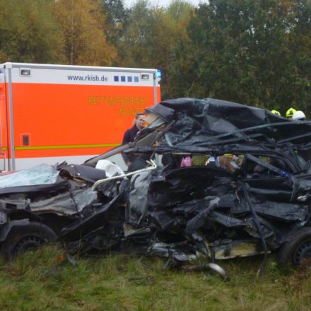 Die vollkommen zerstörte Fahrerseite des Unfallwagens