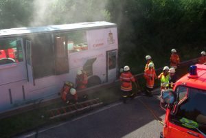 Zwei Trupps löschen den Promotionbus ab