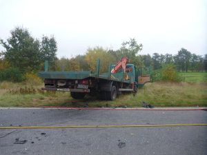 Der LKW kam nach dem Zusammenstoß von der Fahrbahn ab