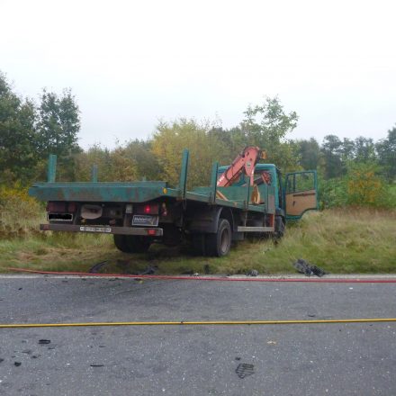 Der LKW kam nach dem Zusammenstoß von der Fahrbahn ab
