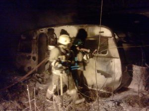 Nachlöscharbeiten am Wohnwagen