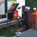 Das Inventar des Busses muss raus um an die Brandnester zu gelangen