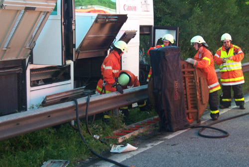 Das Inventar des Busses muss raus um an die Brandnester zu gelangen