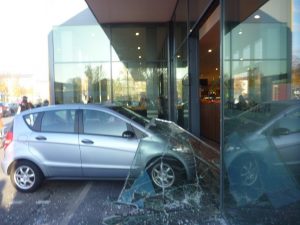 PKW in Scheibe