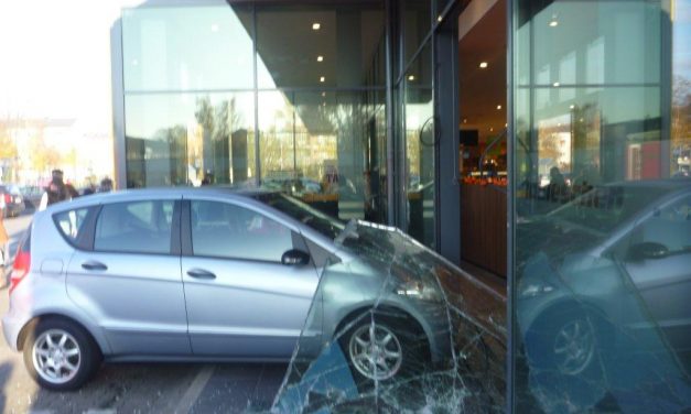 PKW in Supermarkt gefahren