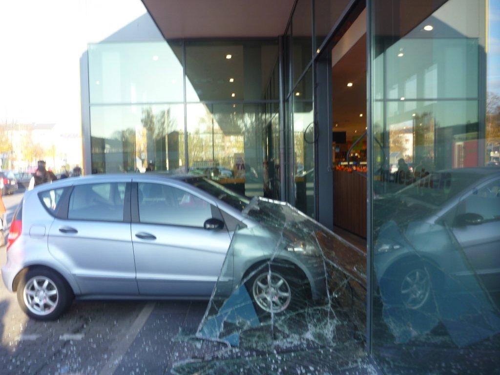 PKW in Scheibe