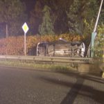 Das Fahrzeug lag hinter der Leitplanke